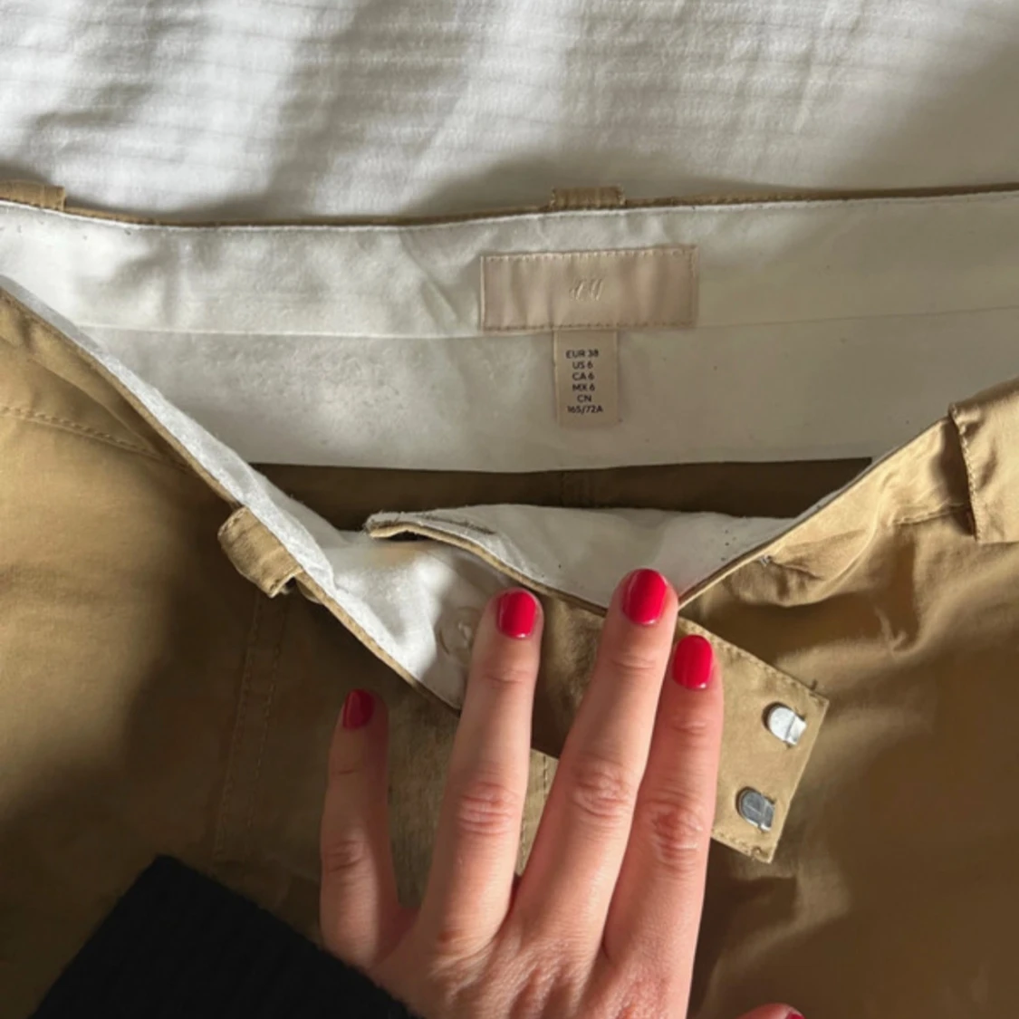 Beige kortkjol i kostymmaterial - 4