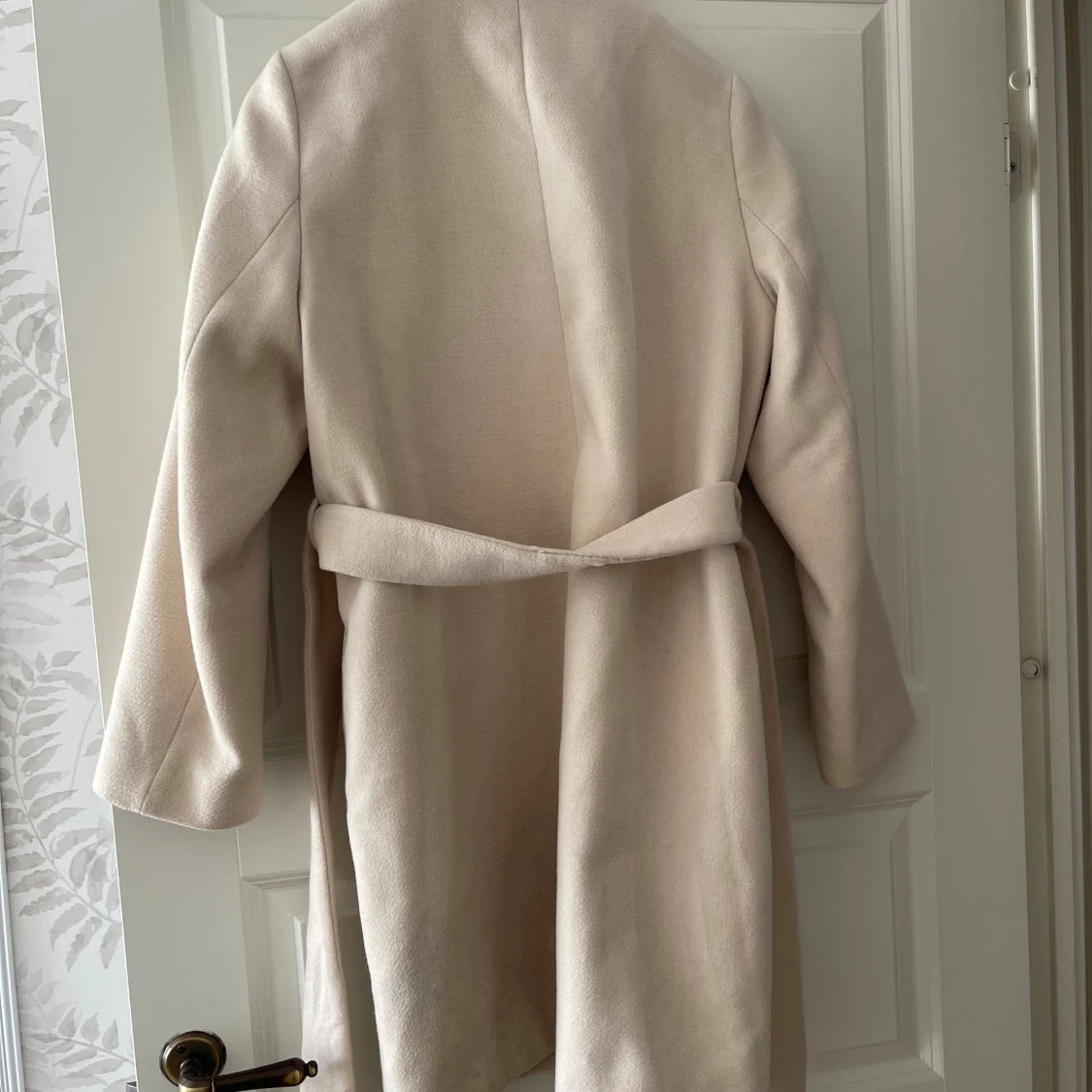 Beige kappa med bälte och knappar - 1