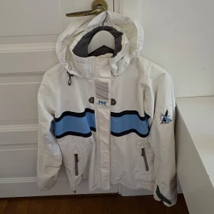 Vit Helly Hansen Regnjacka (S) - Fint skick!