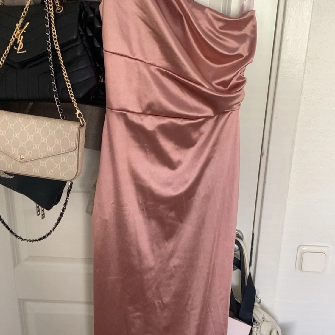 Rosa satinklänning från WalG