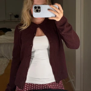 Stickad vinröd kofta, så fin i höst! - En stickad supermysig kofta, inte alls stickigt material. Så fin vinröd färg och supersnygg nu i höst 🍂🌺köpt på H&M och i fint skick, smått nopprig vilket syns på bilderna. 