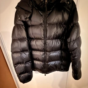 Polo Ralph Lauren dunjacka - Säljer nu min feta svart Polo Ralph Lauren dunjacka. Jackan finns inte längre att få tag på. Den är bara använd en vinter. Skick: 10/10. Jackan är  perfekt för kalla fina vinterdagar. Tveka inte på att höra av er.