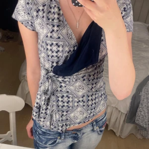 Mönstrad omlottopp från Bondelid XS - Supersnygg omlottopp som inte kommer till användning längre💘