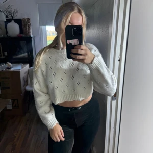 Stickad topp - Stickad tröja med blommor, perfekt att dra över en klänning. Nypris 499kr