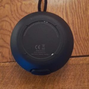 Waterproof Bluetooth Speaker 99216 - Tjena säljer min Portabel och vattentät Bluetooth-högtalare från Roxcore, modell 99216. Perfekt för utomhusbruk och resor. Enheten har ett snöre för enkel upphängning. Mindre tecken på användning, men i gott skick utan synliga skador och knappt använd