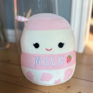 Squishmallow Amelie the Strawberry Milkshake - Squishmallow – Amelie the Strawberry Milkshake🍓 Perfekt för samlare eller som mysigt gosedjur! 	•	Storlek: 19 cm 	•	Skick: mycket bra skick, men finns tecken på användning (se bilder) 	•	Har endast stått i fönsterkarmen 	•	Alla tags/lappar är tyvärr inte kvar  ✨ Pris: 100 kr ✨  Mjuk, squishig och redo för ett nytt hem!🩷
