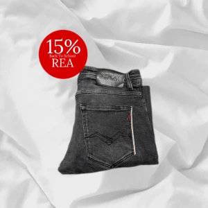 Replay Jeans - Snygga jeans från replay i svart färg– enkla att matcha och sköna att bära. Ett stilrent val, noggrant utvalt med omsorg av AM Clothing.  📩 Frågor? Hör gärna av dig! 📲 Följ oss här på Plick för fler uppdateringar. ♻️ Tack för att du handlar mer hållbart med AM Clothing!
