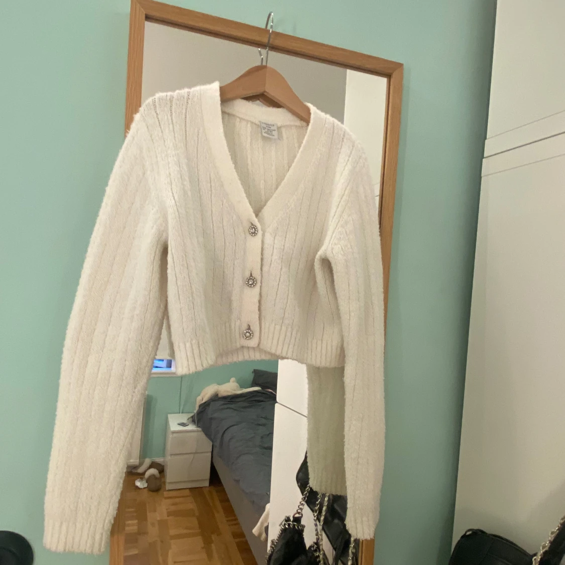 Vit croppad kofta med pärlknappar - 1