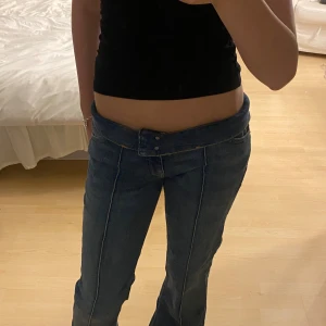 Lågmidjade blå jeans från Denim Co. - Säljer dessa jeans somr köpta i USA, aldrig använda men prislappen är av💘💘 de små i storleken, jag har har vanligtvis S/xs.