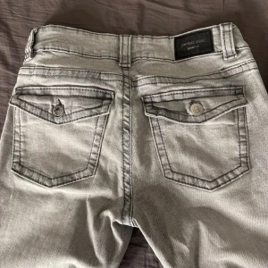 Grå jeans från Gina, strl 36 - Snygga grå jeans från Gina med bootcut och coola ficklock med knapp bak. 💞