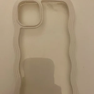 Mobilskal iphone11 - Super fint mobilskal. Aldrig använt. Fint runt omkring där det e vitt men resten är genomskinligt 