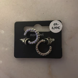 silver örhängen - nytt skick, alldrig använda. pris går att diskutera💕