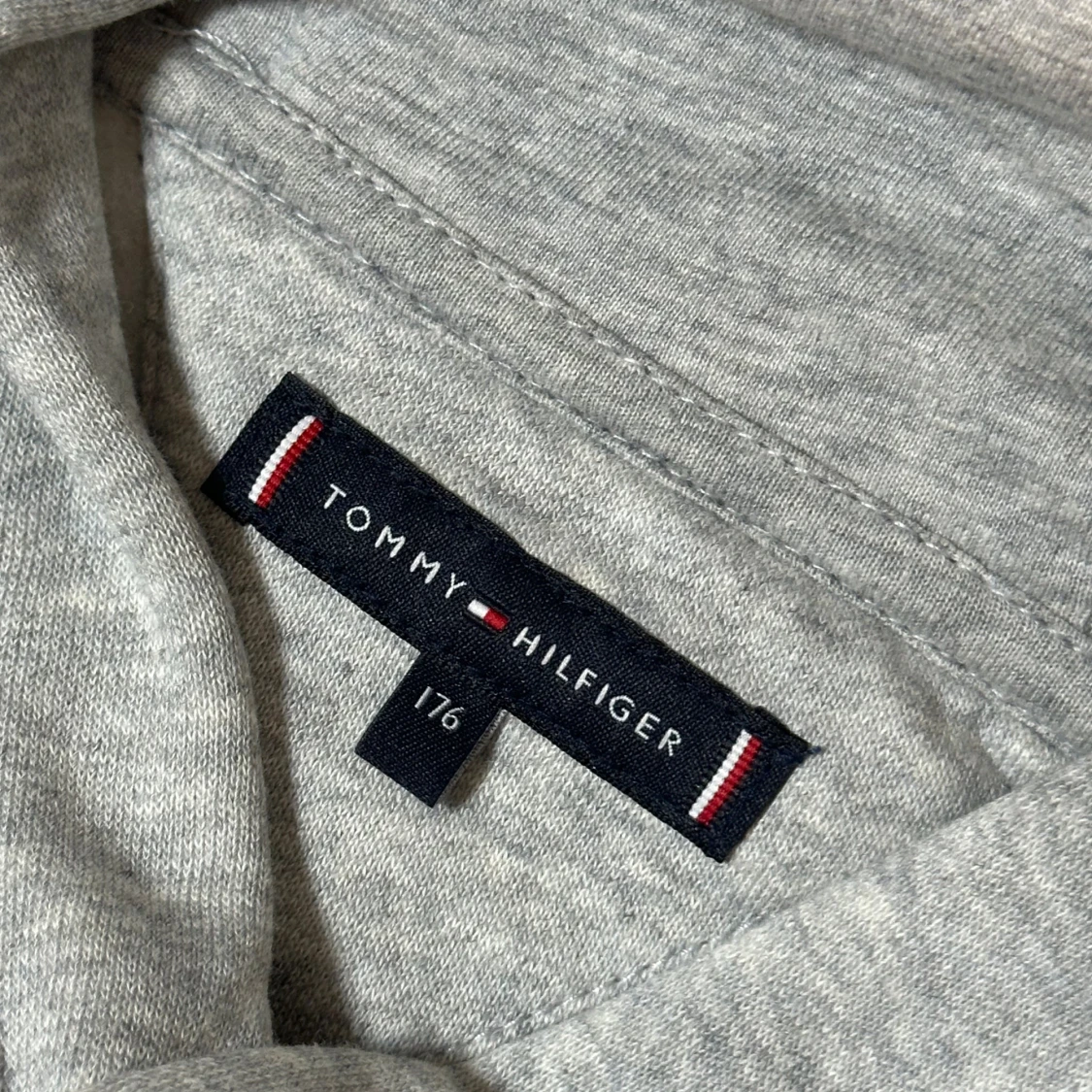 Grå hoodie från Tommy Hilfiger - 2