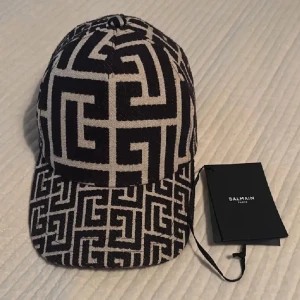 Balmain keps  - Snygg keps från Balmain köpt från NK. Använd max 2 gånger. Skick: 10/10. Nypris: 4 449kr. Väldigt snygg och unik keps! 