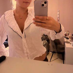 VIT BLUS - Säljer en vit blus som inte kommer till användning. Använt ett fåtal gånger. Kan behövas strykas innan användning om man vill ha en snyggare look. 