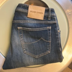 Jacob Cohen jeans  - Snygga blå jeans från Jacob Cohen i stil 622. Storlek 34 men sitter som 33-32 i midjan, jeansen är i bra skick inga defekter. Pris går att diskutera, skriv om ni har fler frågor!💯