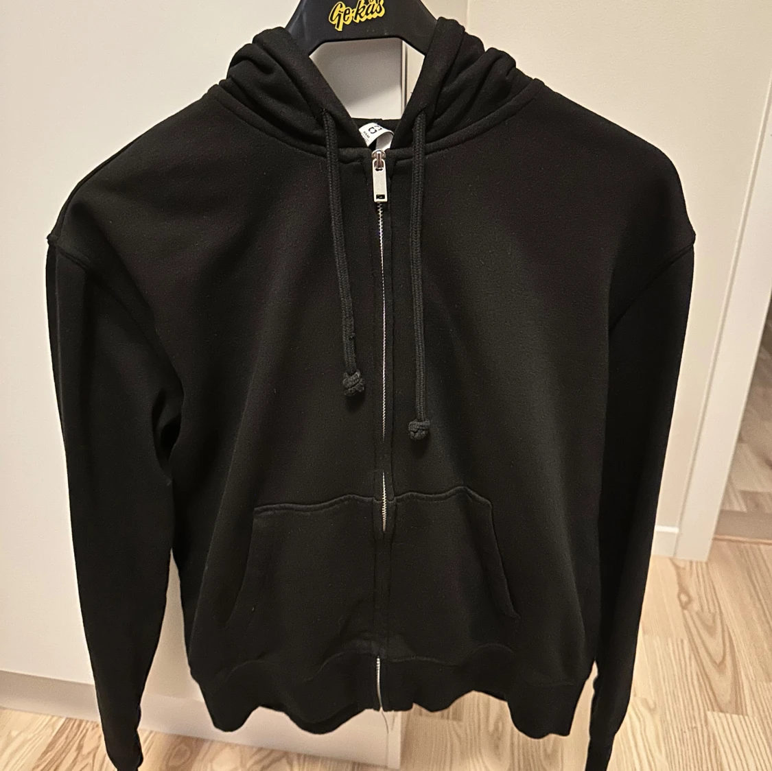 Svart hoodie med dragkedja från H&M