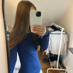 Mörkblå långärmad tröja Stories - Säljer en mörkblå långärmad tröja från Stories i storlek M. Tröjan har en slim passform och är tillverkad i mjukt, tunt material som känns skönt mot huden. Perfekt att styla med jeans eller kjol för en clean look.