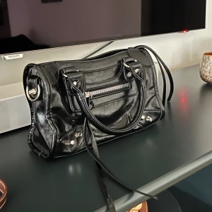 Balenciaga inspirerad väska  - Jätte snygg väska, lik Balenciaga. Inga defekter, väldigt fint skick💕💕