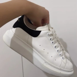 Alexander McQueen vita sneakers - Jättefina Alexander McQueen skor  Snören behöver tvättas annars i bra skick  Storlek 38.5  Köptes på Miinto  Tyvärr inget kvitto