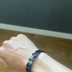 Svart armband  - 10/10 skick har både armband i 18 cm men även 17 cm 