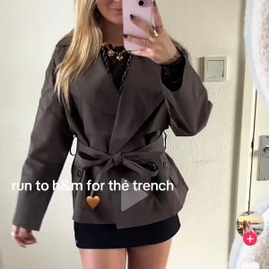 Brun trenchcoat från H&M med bälte - Kort brun trenchcoat från H&M med bred krage, knappar och knytskärp i midjan. ❤️ nyskick! Endast testad en gång