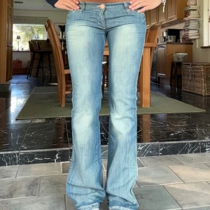 Dröm jeans - Såå snygga vintage jeans med rosa detaljer🩷🩷  Innerben: 81, midja rakt över: 39 cm Kom privat för fler mått eller frågor🥰