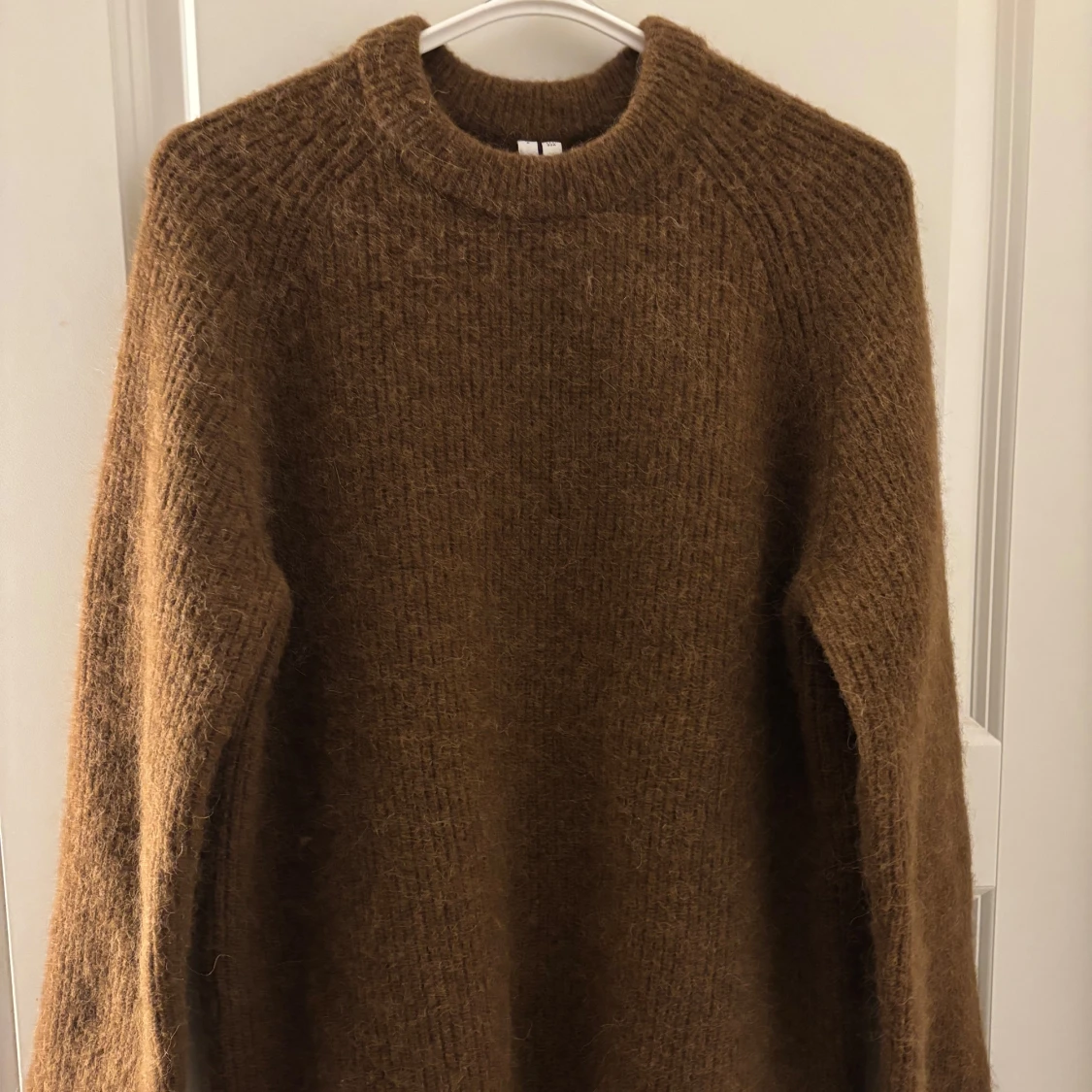 Brun stickad tröja med rund hals - 1