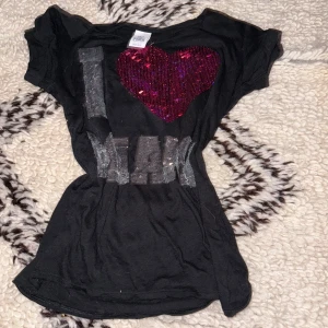 Svart tshirt med glittrig text print - Svart tshirt från 2000s talet PINK Victoria secret. Bra skick. Storlek: M