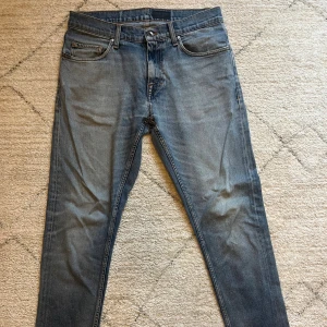 Tiger Of Sweden jeans - Snygga tiger of Sweden | Jeansen har en något tvättad look och är tillverkade i mjukt denimtyg | Storlek 31/32 | 8/10 skick! | Lagning i skrevet. Har av dig frågor och funderingar!