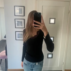 Anna Field tröja - Jättefin tröja som har spets fram vid urringningen. Har tyvärr klippt av lappen där storleken står men jag brukar ha storlek XS/S. Den är även väldigt stretchig så passar dem flesta 💕