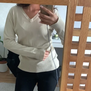 Beige v-ringad stickad tröja !!sitter som M!! - .!!!! skulle säga att den sitter som en storlek M!!!!!