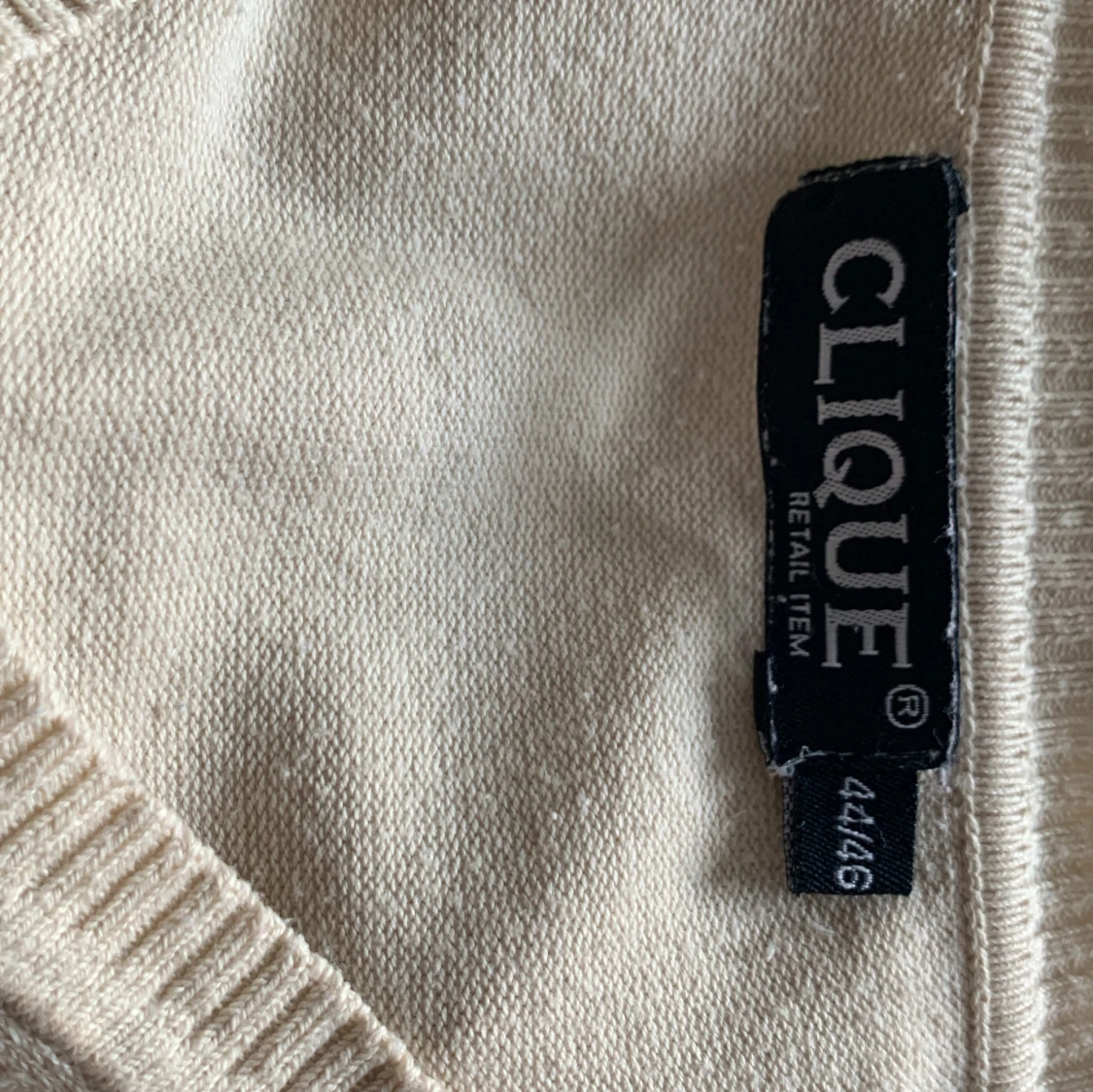 Beige v-ringad stickad tröja !!sitter som M!! - 3