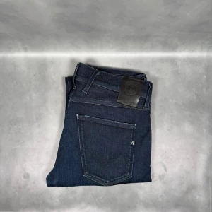 Replay Anbass - - Replay Anbass — Storlek 29/32 — 10/10 — Oanvänt skick utan skavanker — Inkluderat - Jeans — Retail 2000kr — Modellen är - 180cm, 65kg -