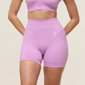 Rosa seamless shorts från Gymshark - Säljer ett par ljuslila seamless shorts från Gymshark med hög midja och tight passform. De är tillverkade i ett stretchigt syntetmaterial och har diskret Gymshark-logga framtill. Nypris ca 500kr.