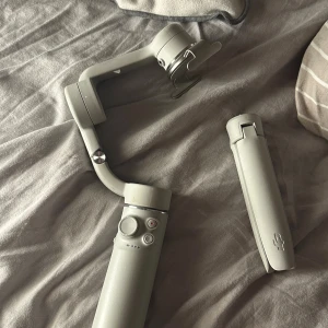 DJI gimbal - Vet inte vilken modell de är förutom en dji gimbal, tror de är 3 men inte säker. Funkar perfekt utan några problem. Perfekt för dig som vill filma stabila videos! Säljes då den inte används för tillfället