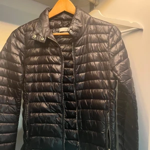 jacka - helt oanvänd jacka ifrån mango storlek xs