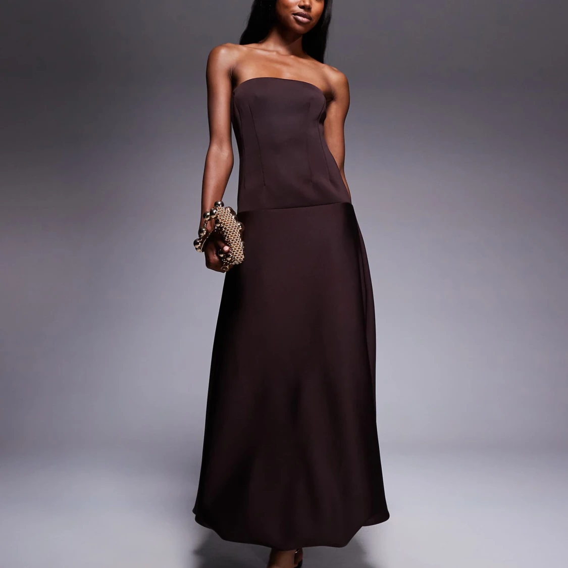 Mörkbrun axelbandslös långklänning