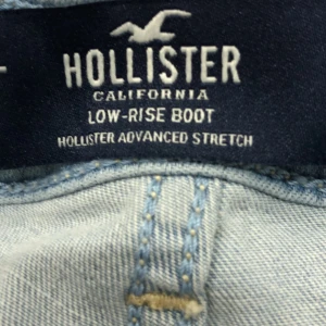 Ljusblå bootcut jeans Hollister - Snygga ljusblå bootcut jeans från Hollister med låg midja och stretchigt material. 💞