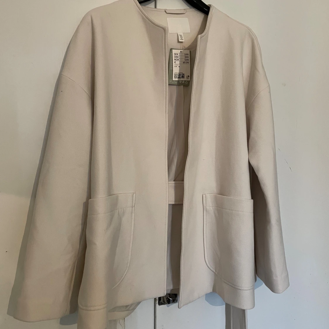 Beige kappa från H&M med bälte - 2