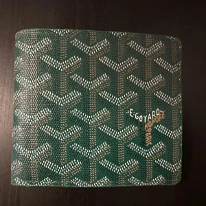 Grön plånbok - Nästan nyskick! Fin plånbok med många fack att ha korten i. Svarar oftast snabbt vid frågor💯