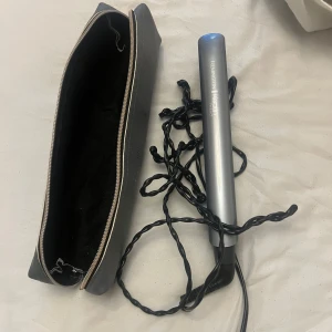 Remington Keratin Protect Plattång - Remington Keratin Protect plattång i fint skick, levereras med originalfodral. Sladden är något snurrad men fungerar. Perfekt för att skapa släta och glansiga frisyrer. Inga synliga repor eller större slitage på plattången.