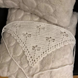 Vit virkad bandana trollsländor  - Vit handgjord virkad bandana med trollsländor🤍100% kvalitetsbomull 