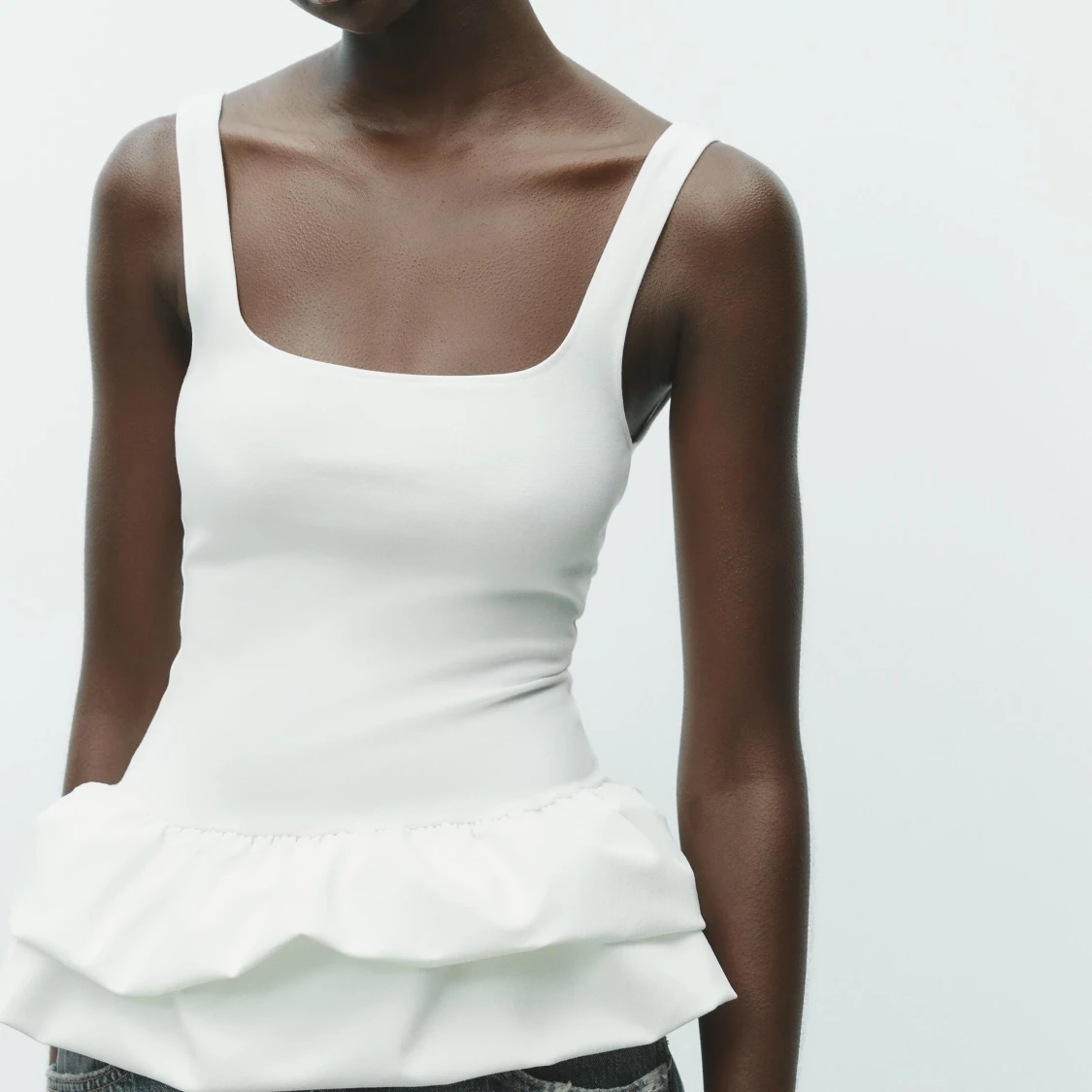 Vit linnetopp med volang