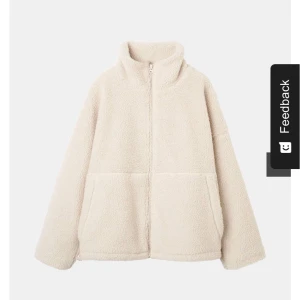 Beige teddyjacka med dragkedja - Supermjuk och fluffig teddyjacka i beige från Carin Wester. Köpt för 800kr. Inga tecken på användning.