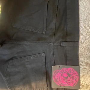 Svarta jeansbyxor 36/32 med utsvängda ben - Aldrig använda, endast provade. Alla lappar kvar på byxorna!