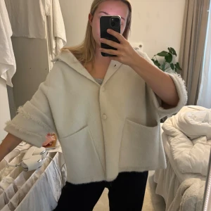 Trekvartsärmad jacka - Suuuperfin trekvartsärmad jacka i lite fluffigare tyg! Köpt från Rino&Pelle i storlek M. Endast testad!!🥰