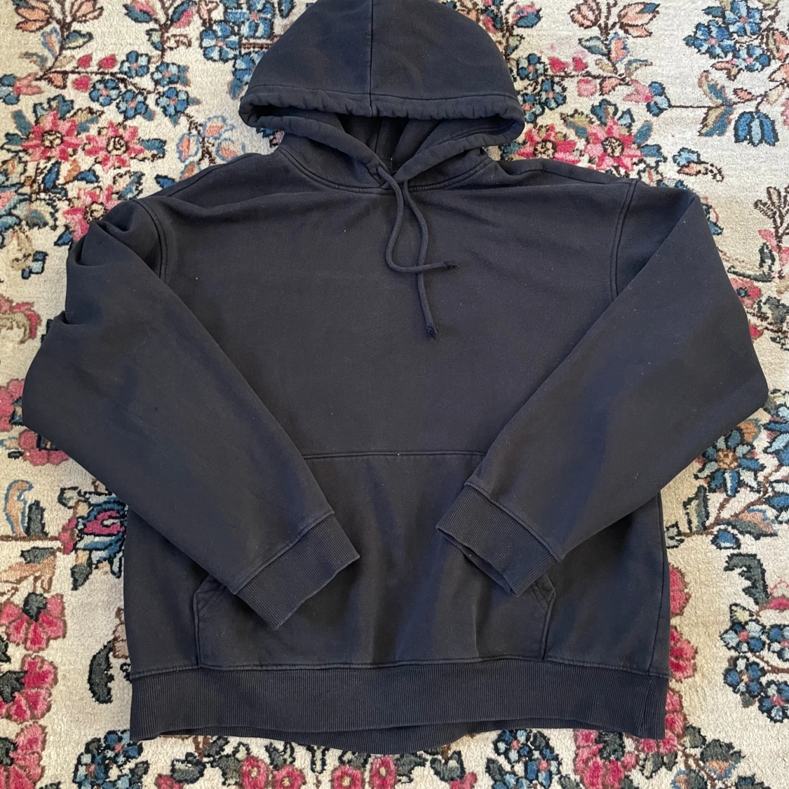 Svart hoodie från H&M Relaxed Fit