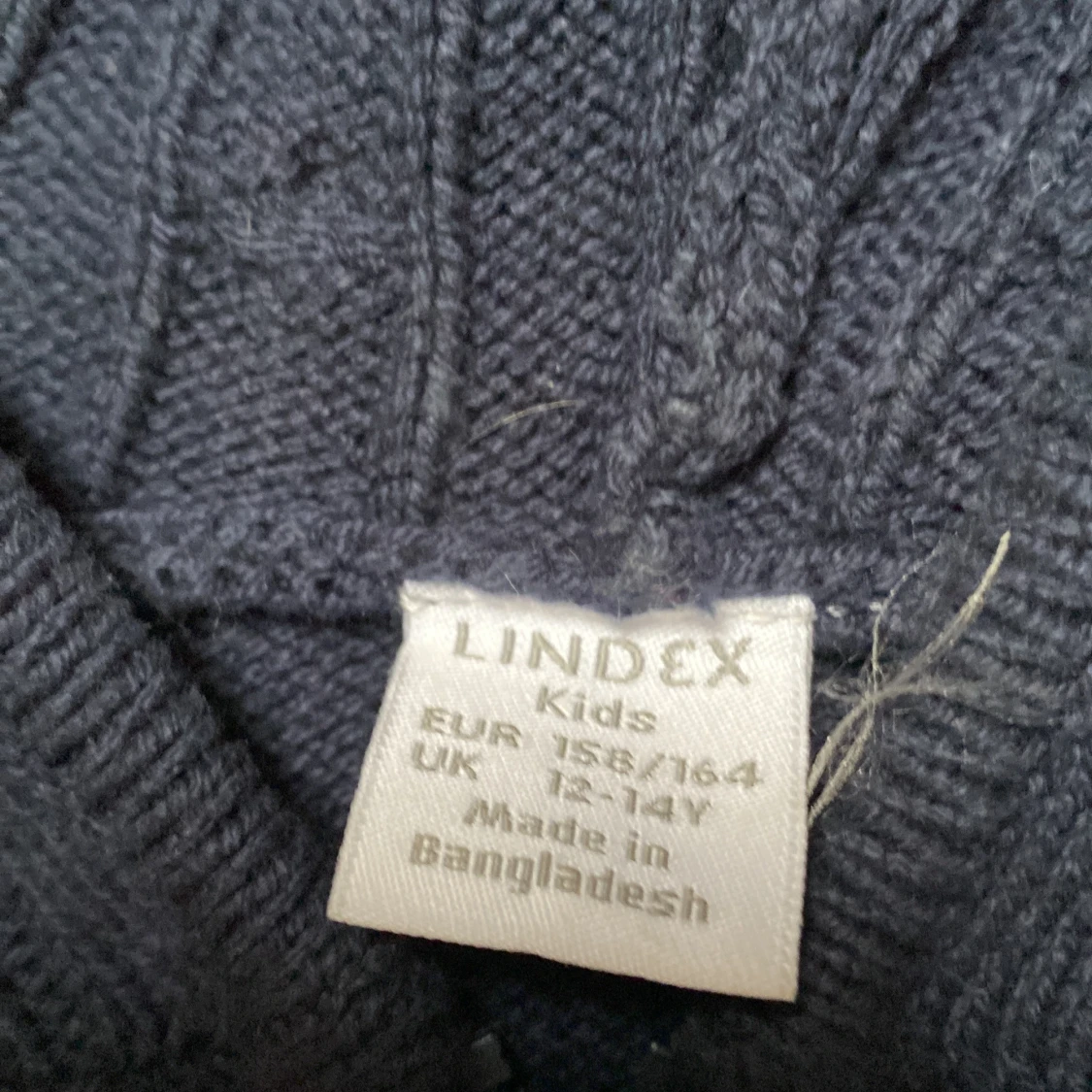 Mörkblå stickad hoodie från Lindex - 1