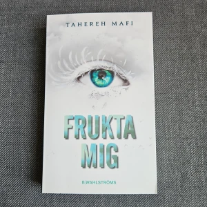 Frukta mig av Tahereh Mafi - Frukta mig av Tahereh Mafi är bok 4 i en serie av böcker.                                                       Pocketbok på svenska i fint skick.